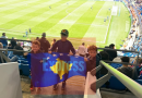 Fëmijë kosovarë me flamuj e simbole të UÇK-së në ndeshjen e Man Cityt ndaj skuadrës serbe