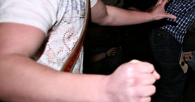 Konflikt familjar në Pejë: Burri rrah gruan e më pas përleshet edhe me mikun – intervenon Policia