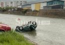 Aksident trafiku në Pejë: Njëra veturë bie në lumë, ka të lënduar