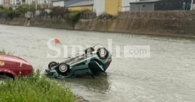 Aksident trafiku në Pejë: Njëra veturë bie në lumë, ka të lënduar