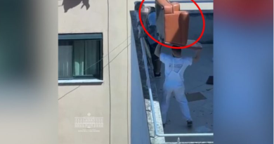 Dy të rinj shqiptarë hedhin mobiliet nga ballkoni, ministri publikon pamjet