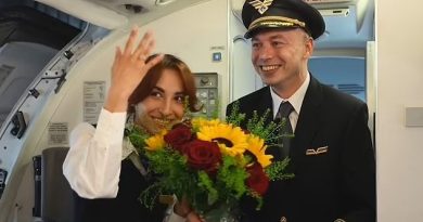 Piloti i aeroplanit i propozon martesë partneres e cila punon si stjuardese – momentin emocionues e ndau me pasagjerët
