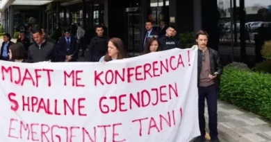Vrasja e gruas në Pejë: Protestohet dhe kërkohet të shpallet gjendje emergjente
