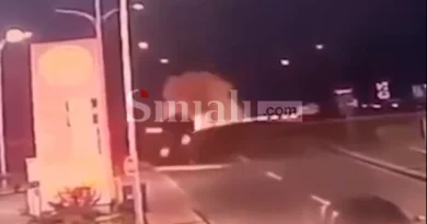 Pamje nga aksidenti i rëndë në Prishtinë, momenti kur vetura fluturoi disa metra në ajër