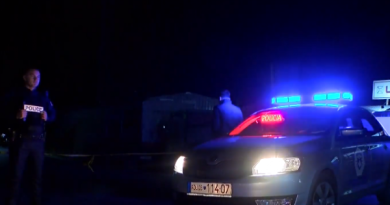 Arrestohen dy persona në Pejë, mbanin armë pa leje – Policia sekuestron 2 pistoleta e 46 fishekë