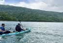 Sveçla bën kajak në Liqenin e Ujmanit: Vendi ynë gëzon pasuri të jashtëzakonshme natyrore