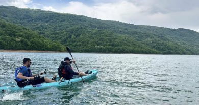 Sveçla bën kajak në Liqenin e Ujmanit: Vendi ynë gëzon pasuri të jashtëzakonshme natyrore