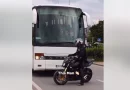 Motoristi në Prishtinë ia bllokon rrugën autobusit që ta marrë një të moshuar, pamjet bëhen virale