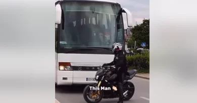 Motoristi në Prishtinë ia bllokon rrugën autobusit që ta marrë një të moshuar, pamjet bëhen virale