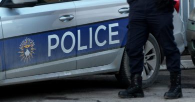 Kërcënohet zyrtari policor pasi u përfshi në një aksident trafiku në Ferizaj: Ma zi ki me gjetë