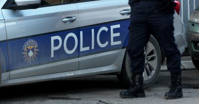 Dy të rinj kapen në flagrancë me thika e armë zjarri në Prishtinë, dërgohen në mbajtje për 48 orë