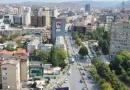 Babë e bir në Prishtinë rrahen mes vete, u kapën për shkak të orientimit seksual të djalit