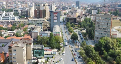 Babë e bir në Prishtinë rrahen mes vete, u kapën për shkak të orientimit seksual të djalit