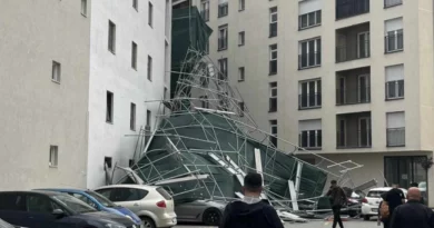 E frikshme: Erërat e forta rrëzojnë skelet nga një ndërtesë në qendër të Prishtinës