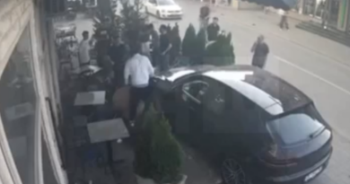 Pamjet e frikshme nga Ferizaj: Vetura Porsche hyn në kafiteri, rrezikon jetët e njerëzve