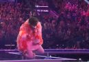 Momenti kur fituesi i Eurovisionit thyen trofeun në skenë