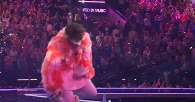 Momenti kur fituesi i Eurovisionit thyen trofeun në skenë