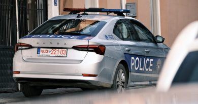 Babë e bir kapen me policët dhe i kërcënojnë me vrasje brenda stacionit policor në Prishtinë