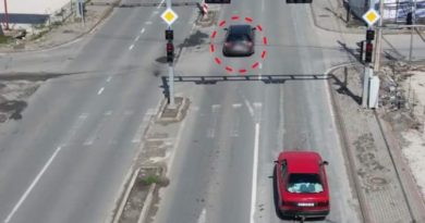 Policia në trafik ju vëzhgon edhe nga droni