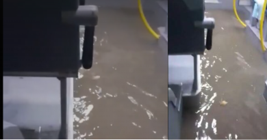 Autobusi i Trafikut Urban mbushet me ujë nga shiu i madh