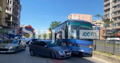 Aksident në Fushë Kosovë, ndeshet një veturë me autobusin në lëvizje