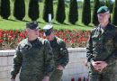 Edhe ndërkombëtarët dhe përfaqësuesit e NATO-s përkulen para varrit të komandantit Adem Jashari në Prekaz