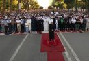 Besimtarët myslimanë në Shqipëri falën namazin në bulevardin “Dëshmorët e Kombit” në Tiranë