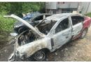 Digjen dy veturave me targa serbe në Mitrovicë të Veriut