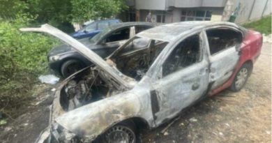 Digjen dy veturave me targa serbe në Mitrovicë të Veriut