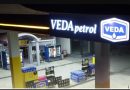 Grabitja te ‘Veda Petrol’ në Vushtrri, bie në prangat e Policisë edhe i dyshuari i pestë – bastiset shtëpia e tij