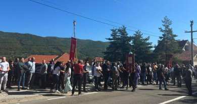 Serbët protestojnë në Zubin Potok, pretendojnë që dikush po ua dëmton monumentet fetare