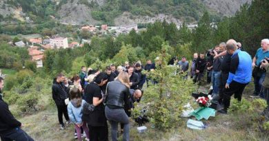 Serbët provokojnë: Ndezin qirinj në vendin ku u vranë terroristët në Banjskë