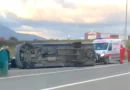 Pamje nga aksidenti mes një veture dhe minibusi në autostradën “Ibrahim Rugova” ku u lënduan disa persona