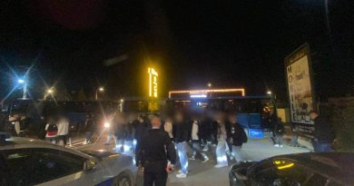 Policia kontrollon nxënësit në autobusin e fshatrave Doganaj-Greme-Gaçkë, gjen një armë, dy thika, një boks