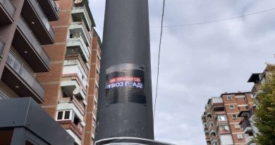 “Mos u frikëso…”, vendosen posterë të shkruar në gjuhën serbe në veri të Mitrovicës