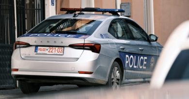 Policia i ndjekë të dyshuarit që s’u ndalën në Klinë, pasagjeri hidhet nga vetura dhe arratiset