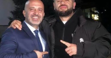 Noizy pas lirimit publikon një foto me avokatin e tij nga Kosova