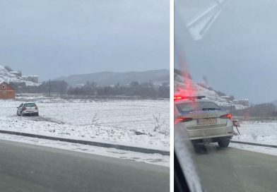 Vetura përfundon jashtë rrugës Podujevë-Prishtinë, bie në livadhe 