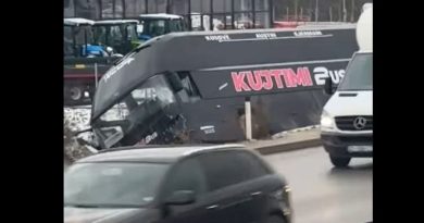 Rrokullisja e autobusit te “Kroi i Mbretit”, 22 udhëtarë morën trajtim në QKUK