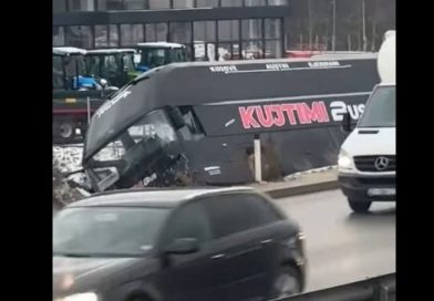 Rrokullisja e autobusit te “Kroi i Mbretit”, 22 udhëtarë morën trajtim në QKUK