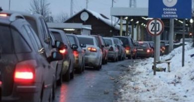 Kolonat vazhdojnë tek Dheu i Bardhë, pritjet deri në dy orë