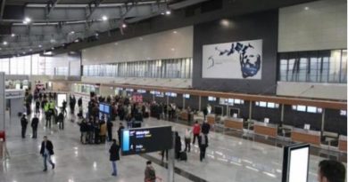 Tre burra u rrahën mes veti në aeroport, dy dërgohen në mbajtje, një lirohet