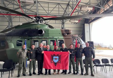 Pilotët e FSK-së përfundojnë me sukses trajnimin me helikopterët e Ushtrisë Shqiptare në Bazën Ajrore të Farkës