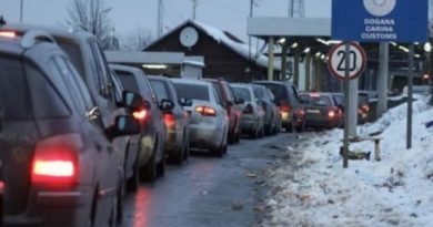 Gjendja në pikat kufitare: Deri në tri orë pritje në Merdarë, një orë e gjysmë te Dheu i Bardhë