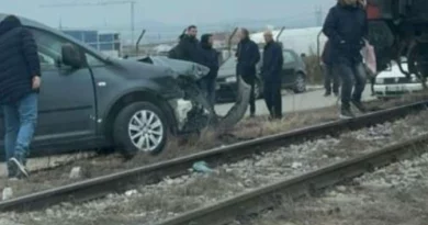 Aksident në Fushë Kosovë, treni godet veturën