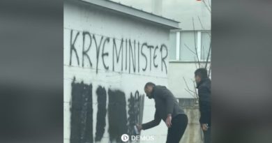 Aktivistët e VV-së e fshijnë grafitin “Kryeministër Hajvan”