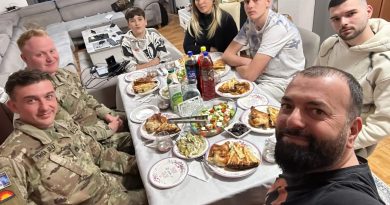 Fotografi Arian Mavriqi pret në shtëpinë e tij për iftar ushtarët amerikanë