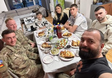 Fotografi Arian Mavriqi pret në shtëpinë e tij për iftar ushtarët amerikanë