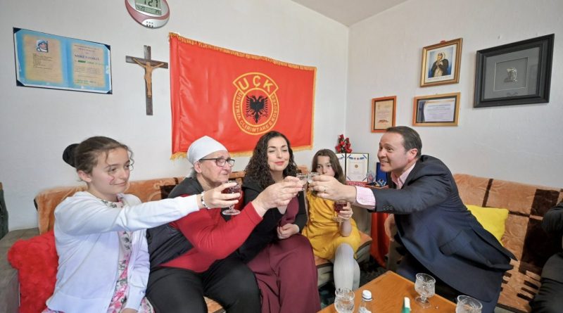 Osmani viziton Nënën Stanë Gashi për Pashkët: Tre djem dhe vajza e saj iu bashkuan UÇK-së