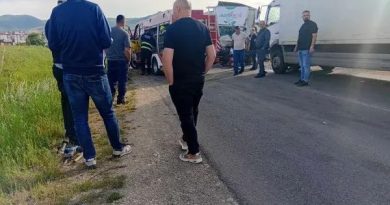 Aksident me fatalitet – Vdes shoferi i kamionit pas përplasjes së rëndë në Komoran